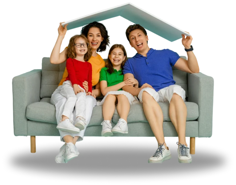 Familia feliz con su hogar sentados en un sofá cómodo.